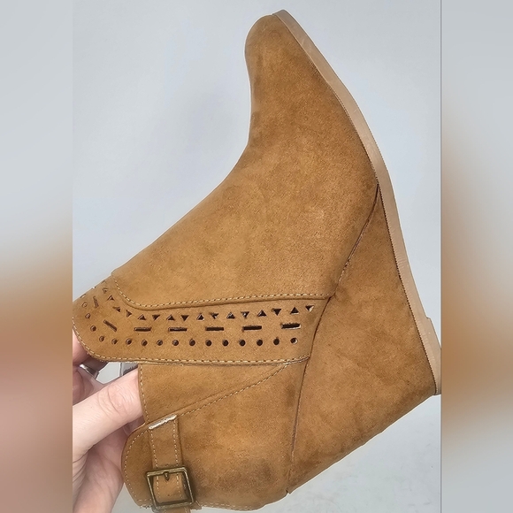 Maurices Women's Daisey Perforated Wedge Ankle Zip Bootie Tan Faux Suede Size 11 - Picture 8 of 14